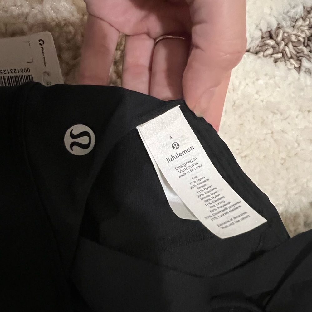 Lululemon black strong at heart bra. Size 4 - Picture 5 of 7